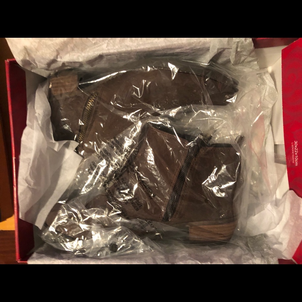 Girls boots size 6